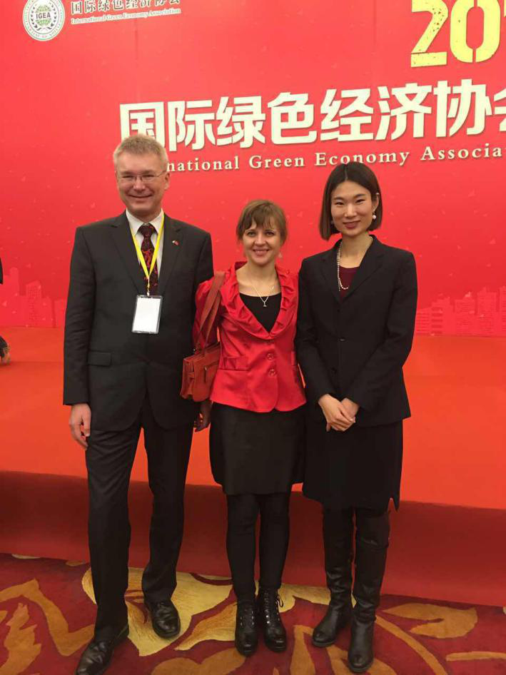  捷斯中合作協會監事會員Rudolf Zachoval（左一）、Sarka Zhang（左二）與 仟億達劉總（右一）合影